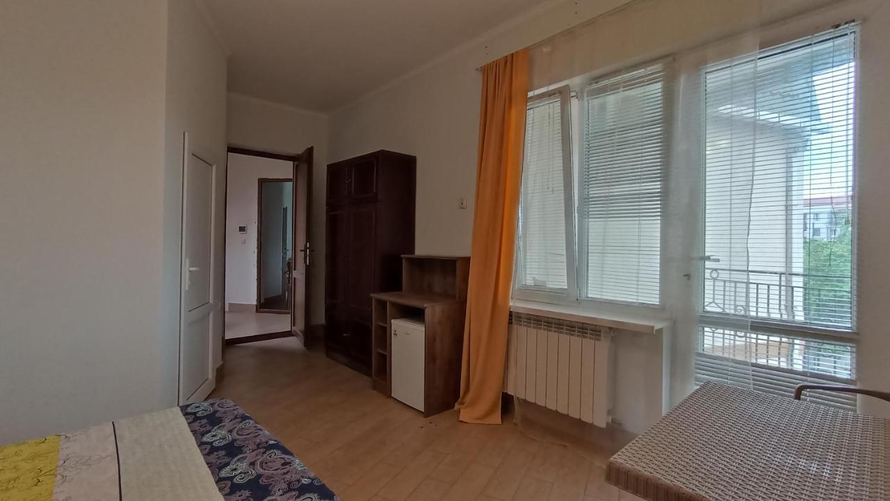 Guest House Karla Kobuleti Bagian luar foto